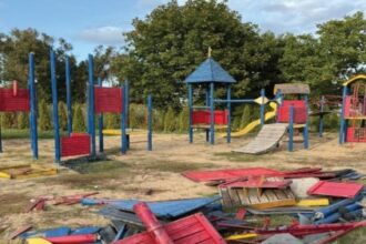 tara piticilor din parcul tabacarie nu va mai arata la fel copiii mai au de asteptat mult si bine pana la redeschiderea locului de joaca 69640c3eeb8a3