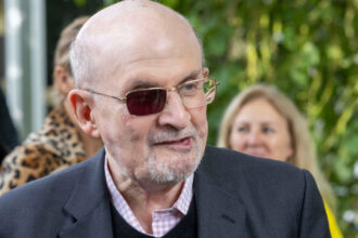toata lumea este in pericol trage un semnal de alarma salman rushdie impotriva violentei politice din sua 697864c4a1d7b