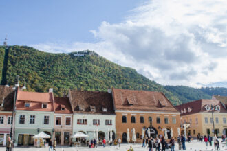 tot mai multe orase din romania au introdus taxe pentru turisti de la 1 ianuarie 2026 cati bani vor incasa primariile 696151bcebc88