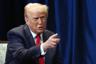 trump ameninta franta cu taxe vamale de 200 pe vin si sampanie dupa refuzul lui macron de a intra in consiliul pentru pace 696f2dd67dcd2