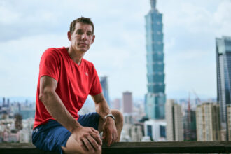 un alpinist american a urcat cu mainile goale pe un zgarie nori de 101 etaje fara niciun fel de protectie 6975d71d73680
