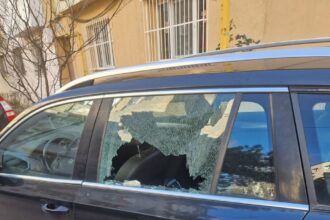 un hot care a spart masina unui constantean si i a furat un portofel cu 20 de lei si cardurile prins in cateva ore de politisti 695e3e16602a7