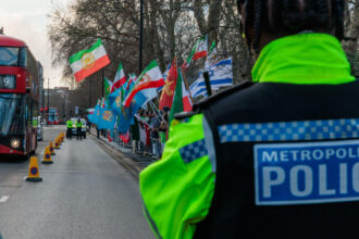 un protestatar a fost arestat la londra dupa ce a urcat pe acoperisul ambasadei iranului si a dat jos drapelul 696b47715235c