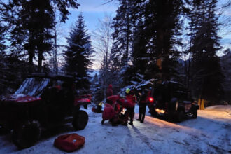 un turist a cazut peste 70 de metri cu atv ul intr o rapa din muntii baiului salvamontistii au intervenit de urgenta 6962b92c6143a