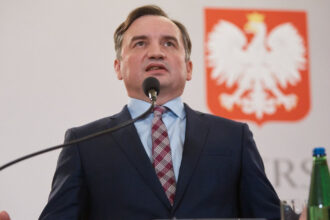 ungaria a acordat azil politic fostului ministru polonez al justitiei zbigniew ziobro o decadere totala 6964d6f9600ec