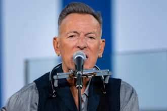 video bruce springsteen rabufneste pe scena impotriva lui trump si ice iesiti dracului afara din minneapolis 696e18203bb60