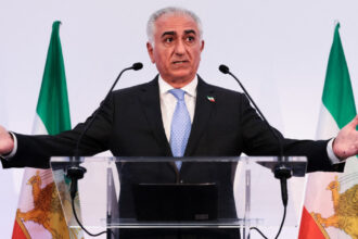 video cine este reza pahlavi printul mostenitor care indeamna la proteste si care spune ca vrea un iran secular si democratic 6962768066f2f