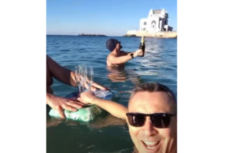 video constanta continuand traditia trei barbati curajosi si au inceput anul cu o baie in mare 6956bed205821