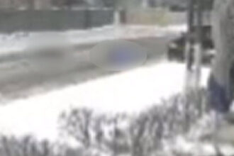 video doi adolescenti au ajuns la spital dupa ce au fost loviti de o masina in timp ce se dadeau cu sania in judetul constanta 6965fa96d7022