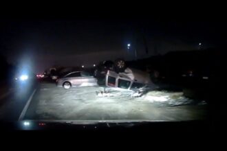 video doua autoturisme s au ciocnit la intrare in constanta unul s a rasturnat momentul surprins de o camera de bord 696eaad256377