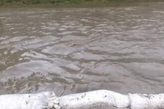 video drum inundat in dolj dupa ce un rau a iesit din matca soseaua este complet blocata iar sute de localnici au ramas izolati 69788be31df2d