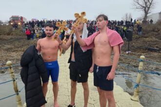 video harsova cine sunt curajosii care au gasit crucile aruncate in apele dunarii de ips teodosie 695bef757b157