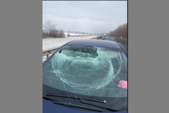 video imagini ca in final destination pe un drum national la un pas de tragedie din cauza unei bucati de gheata 696b4671921ff