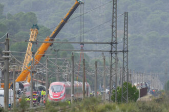 video inca un accident feroviar in spania un tren s a izbit de o macara de constructii mai multe persoane sunt ranite 697221a8dc7dc