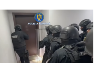 video interventie dramatica femeie sechestrata de fostul iubit in locuinta alaturi de copilul de un an vezi aici momentul in care trupele speciale intra peste barbat 69750d9319431