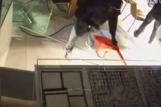 video jaf spectaculos comis in doua minute surprins de camerele de supraveghere panterele roz au furat bijuterii de 1 milion de euro 69733e7e435b2