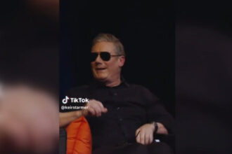 video keir starmer l a imitat pe emmanuel macron premierul britanic si a pus ochelari de soare si a salutat publicul bonjour 697887ee2ad54