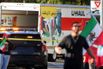 video momentul in care in los angeles un camion a intrat in multimea care manifesta impotriva regimului din iran 69649ac0a830f
