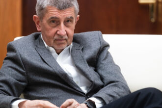 video premierul ceh andrej babis si a cumparat un glob pamantesc scump ca sa vada unde e groenlanda acum lumea rade de el pe social media 69734cc59a7aa