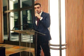 video simion a taiat un tort in forma groenlandei acoperit cu steagul sua la o receptie unde a fost premiat pentru apararea democratiei 6970ecaa6b31a