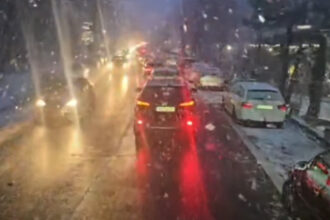 video trafic rutier foarte aglomerat pe valea oltului dn 7 unde ninge puternic 69581f5b0bd63