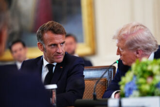 video trump il ironizeaza pe macron si anunta ce au discutat despre tarife orice vrei tu donald doar sa nu spui populatiei te implor 695d61ac555f8
