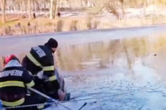 video un nepalez a sarit primul in lacul inghetat intr un parc din craiova pentru a salva o fetita de 5 ani 696c956454dcf