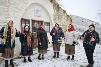 videofoto speranta pentru satul hobbitilor de peste prut turisti din toata lumea atrasi de locuintele care amintesc de stapanul inelelor 696c796e528da