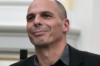 yanis varoufakis celebrul fost ministru de finante al greciei convocat de politia antidrog sunt acuzat de sprijinirea narco mafiei 696cbc3b6a213