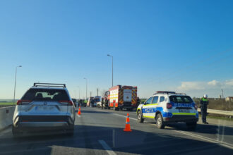 accident pe a4 in zona intrarii pe a2 un autoturism a intrat in parapet 6999ca09d5e3b