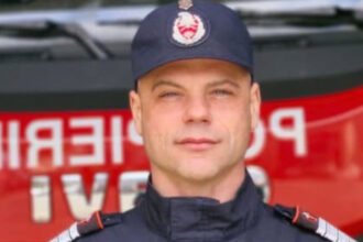 actiune rapida in piatra neamt un pompier a reusit sa scoata o femeie dintr o casa in flacari 699f4918438fa