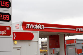 activele lukoil sunt vizate de cel putin alte doua companii in pofida acordului cu carlyle cu siguranta nu e o afacere incheiata 6984d60073226