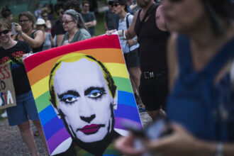 amenda pentru propaganda lgbtq o imagine cu trupa queen l a costat scump pe un tanar din rusia 6983301755815