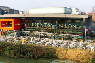 ancheta in marea britanie un deputat sustine ca studenti romani ar fi implicati in fraudarea sistemului de imprumuturi universitare 698b3fc6180c9