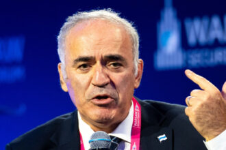 aveti ordin sa trageti daca putin trece granita gari kasparov a numit singurul lucru care l opreste pe dictator sa atace europa 699712c0e6914