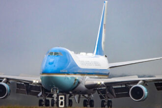 avioanele air force one renunta la culorile legendare din era kennedy adoptand un design dorit de trump va fi si o dunga aurie 6995970a98365