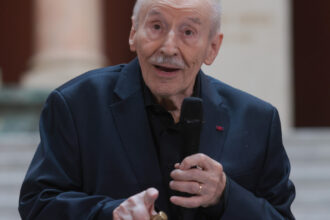 barbatul acuzat ca l ar fi amenintat cu moartea pe actorul victor rebengiuc a fost plasat sub control judiciar 698e140211da3