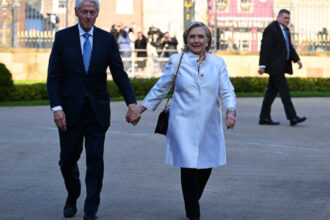 bill si hillary clinton cer audieri publice in cazul epstein sa incetam sa ne mai jucam si sa facem lucrurile cum trebuie 6986ec5cd3615