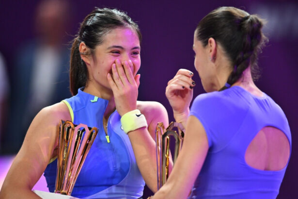 ce i a spus emma raducanu soranei cirstea dupa finala de la transylvania open trofeul inmanat de simona halep 6987a92a09d39