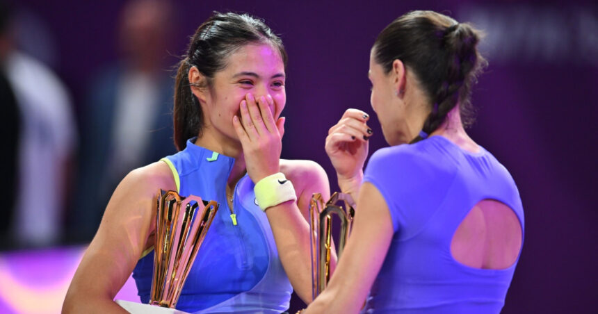 ce i a spus emma raducanu soranei cirstea dupa finala de la transylvania open trofeul inmanat de simona halep 6987a92a09d39