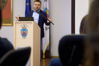 ciucu imi bat capul cu ministerul finantelor si in coalitie cum sa salvez primaria daca nu vom avea 55 miliarde intram in faliment 6985ac7448141