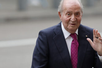 controversatul fost rege al spaniei juan carlos este rechemat in tara dupa 5 ani de exil 69a1f690c4f2c
