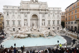 disputa la roma taxa de 2 euro pentru fontana di trevi acceptata de unii respinsa de altii este istorie trebuie sa fie gratuita 69818e0d11290