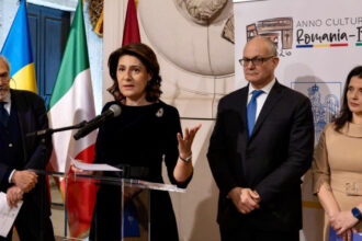distinctie acordata ambasadorului romaniei in italia la inaugurarea unei expozitii dedicate lui brancusi la mercati di traiano 699b34f866492