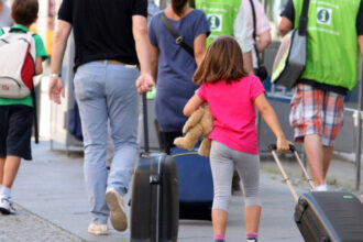 fara crocs si fara pijamale ne am saturat mesajul postat de reprezentantii unui aeroport a starnit valuri de reactii 69a27faec20f3