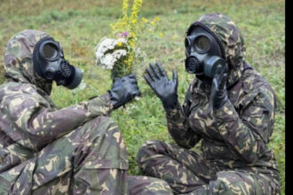 foto cand simti ca love is in the air si pui repede masca contra gazelor mai si fortele terestre mesaje de ziua indragostitilor 69903f7b7c659