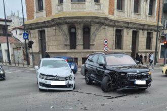 foto doua autoturisme s au ciocnit in intersectia de la teatrul de stat constanta 69a17ab370b98