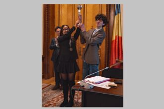foto elevii de la colegiul national mircea cel batran din constanta calificati in finala dezbaterilor cambridge union schools romania vor vorbi de la acelasi pupitru la care s a aflat bill gates 699da23f28403