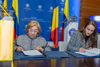 foto oana toiu si sefa diplomatiei columbiene au inaugurat ambasada republicii columbia la bucuresti dupa 24 de ani de absenta 698ce23283716