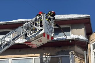 foto pericol pe o strada din tulcea pompierii chemati sa indeparteze zapada de pe acoperisul unui bloc 699703cc141cd